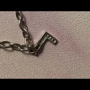 “L” bracelet. 10k.